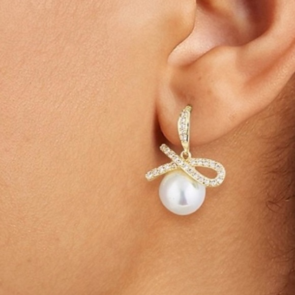 SHASHI Small Faux Pave Goldplated Ribbon Bow Pearl Drop Jewelry Earrings - Picture 2 of 16